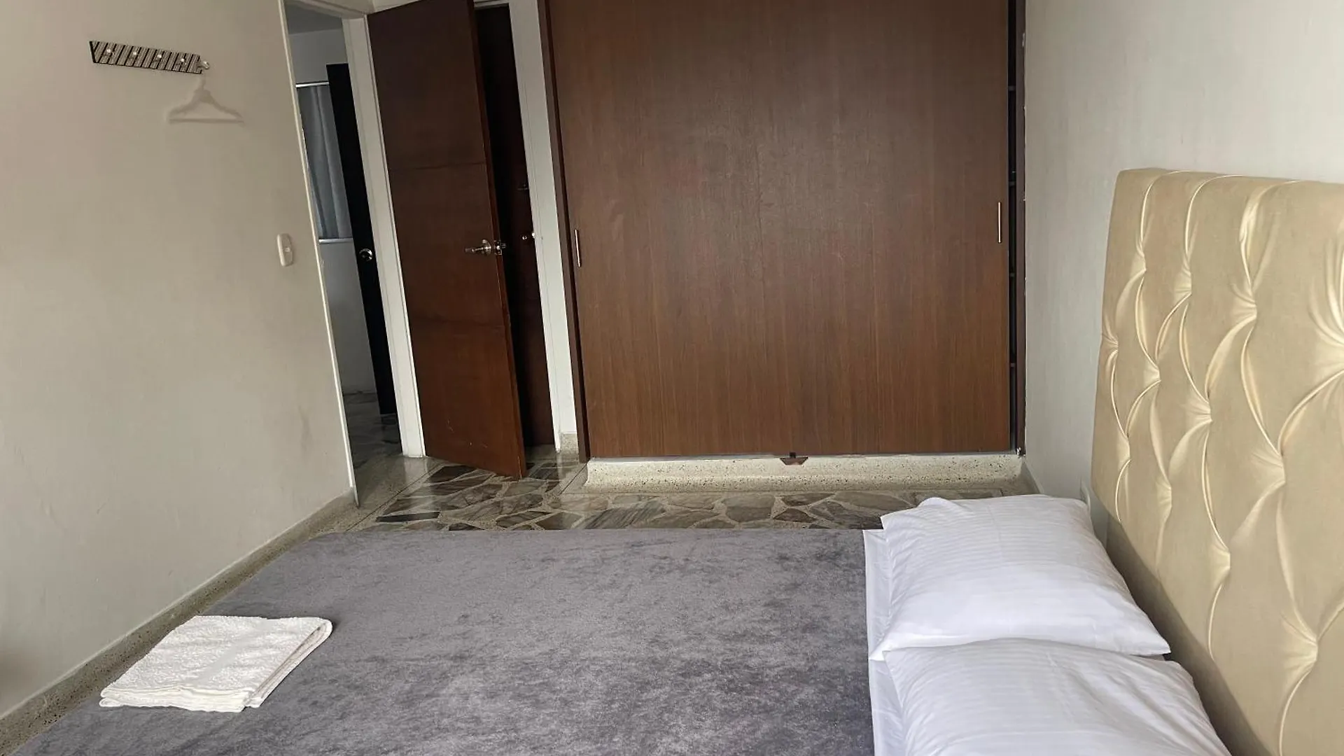 Apartamento Apartamento Comodo En Laureles, Grande , Centrico , Bien Ubicado Apto303 Medellín 0*,